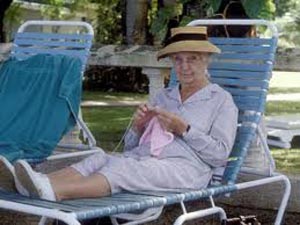 who_knits_lady_on_beach_chair