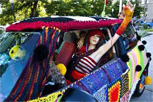 yarn_bomb_lady_in_car