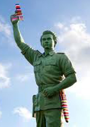 yarn_bomb_statue_in_bali