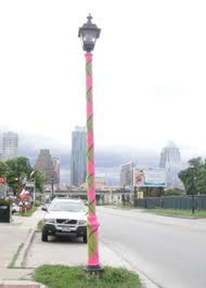 yarn_bomb_street_light